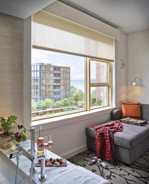 Hypo-allergenic bedding, in-room safe, desk, blackout drapes