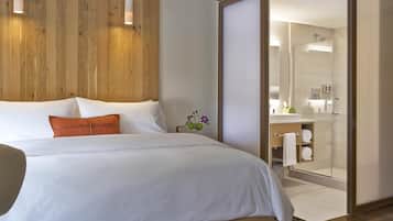 Hypo-allergenic bedding, in-room safe, desk, blackout drapes