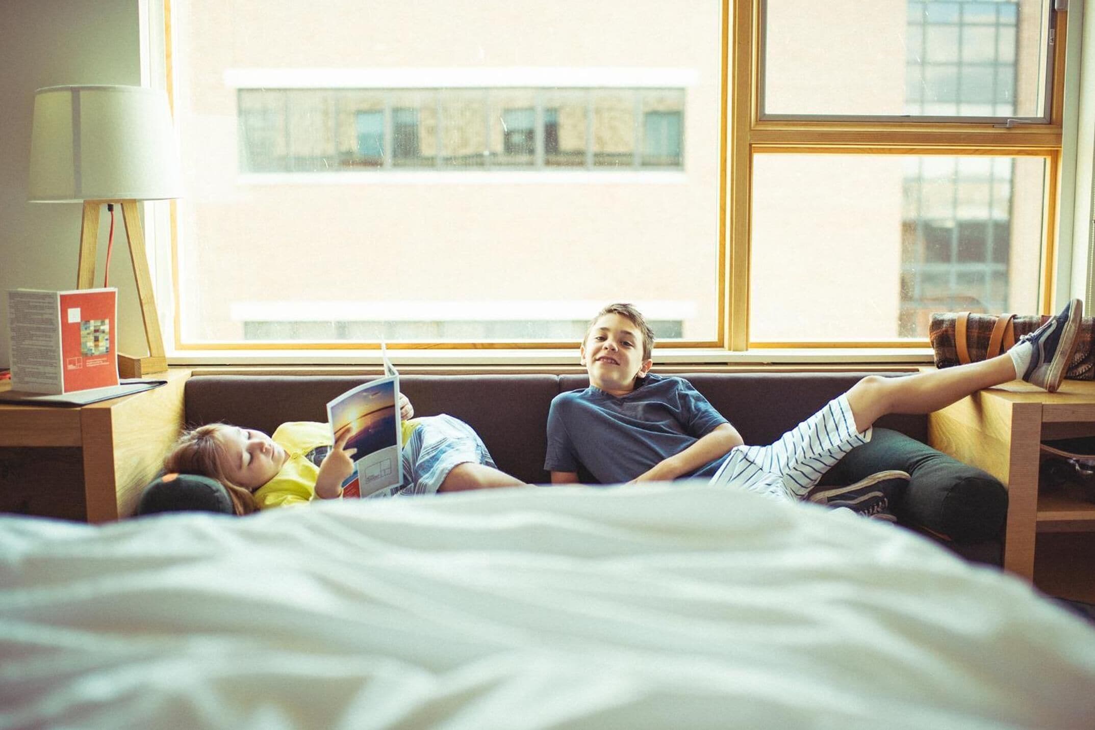 Allergiatestatut vuodevaatteet, tallelokero huoneessa, työpöytä