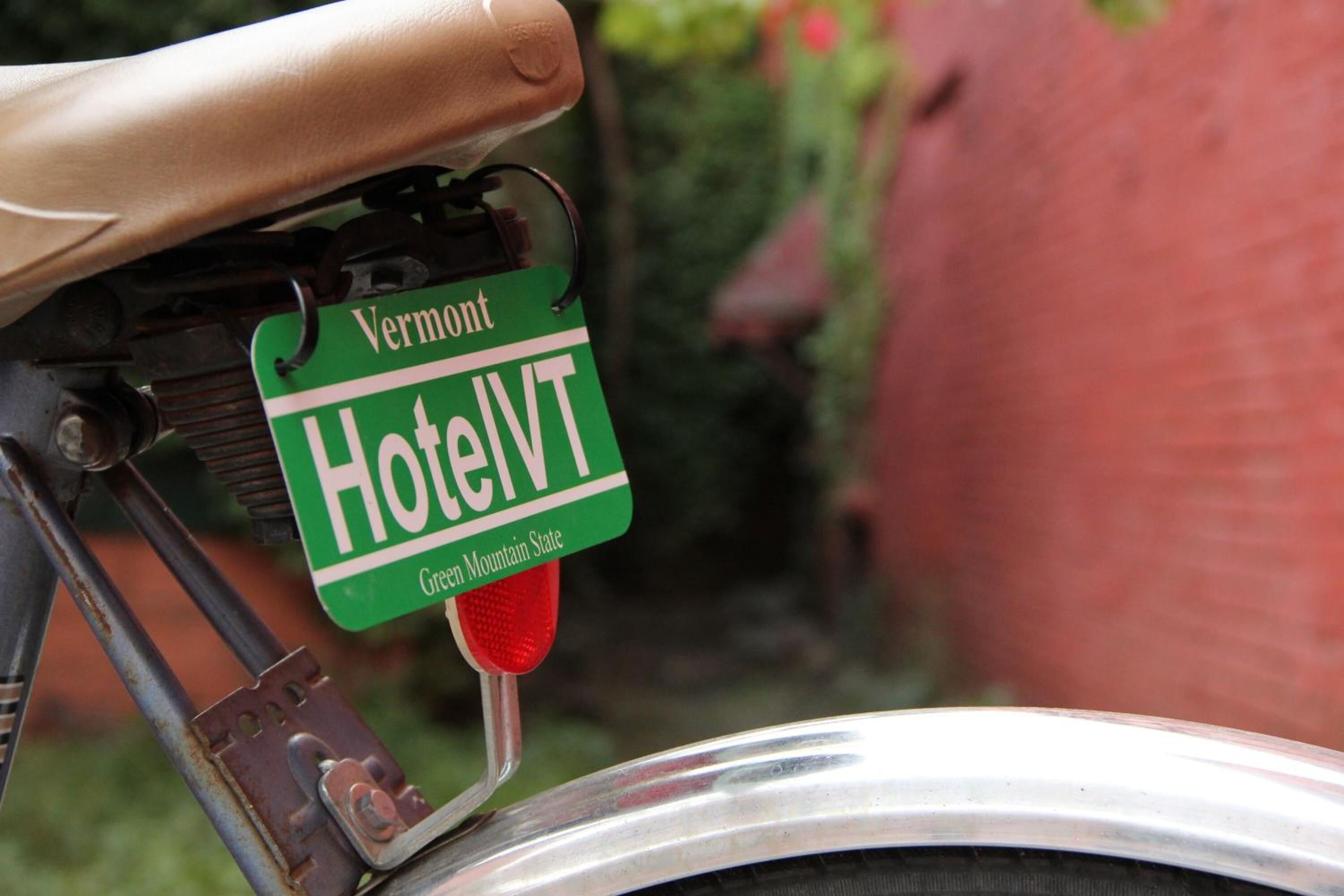 Una matrícula verde con la leyenda 'Vermont Hotel' y 'Green Mountain State' en una bicicleta.