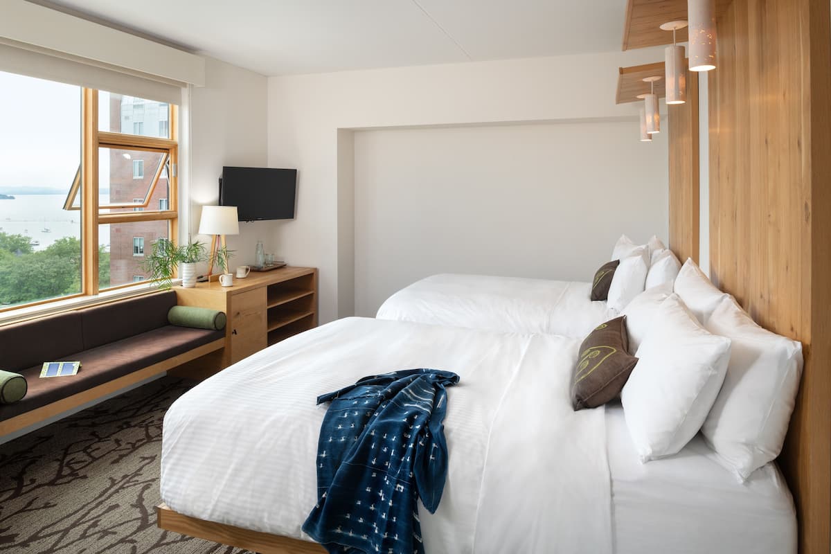Hypo-allergenic bedding, in-room safe, desk, blackout drapes