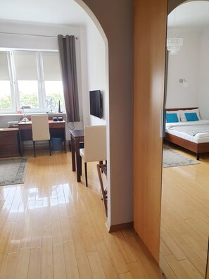 Premium bedding, in-room safe, desk, blackout curtains - Studio Copernicus (Warsaw)