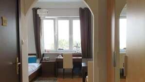 公寓 | 高档床上用品、客房内保险箱、办公桌、遮光窗帘