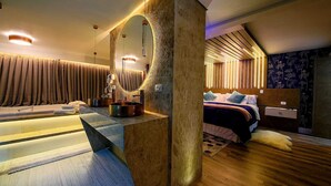 Une chambre moderne avec un grand lit, une coiffeuse avec un miroir et un plancher en bois.