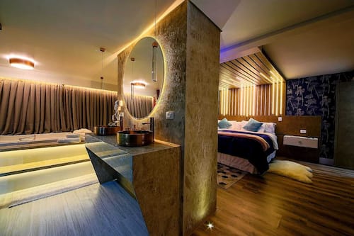 Quarto premium | Banheiro | Produtos de toalete de grife, secador de cabelo, toalhas de banho