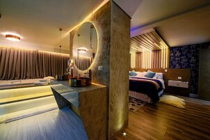 Quarto premium | Banheiro | Produtos de toalete de grife, secador de cabelo, toalhas de banho 