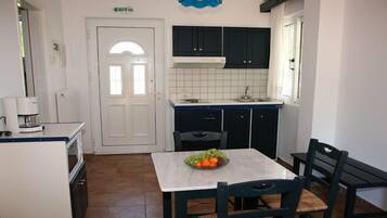 Condo, 1 habitación | Cocina privada | Refrigerador, microondas, parrilla de estufa y cafetera y tetera