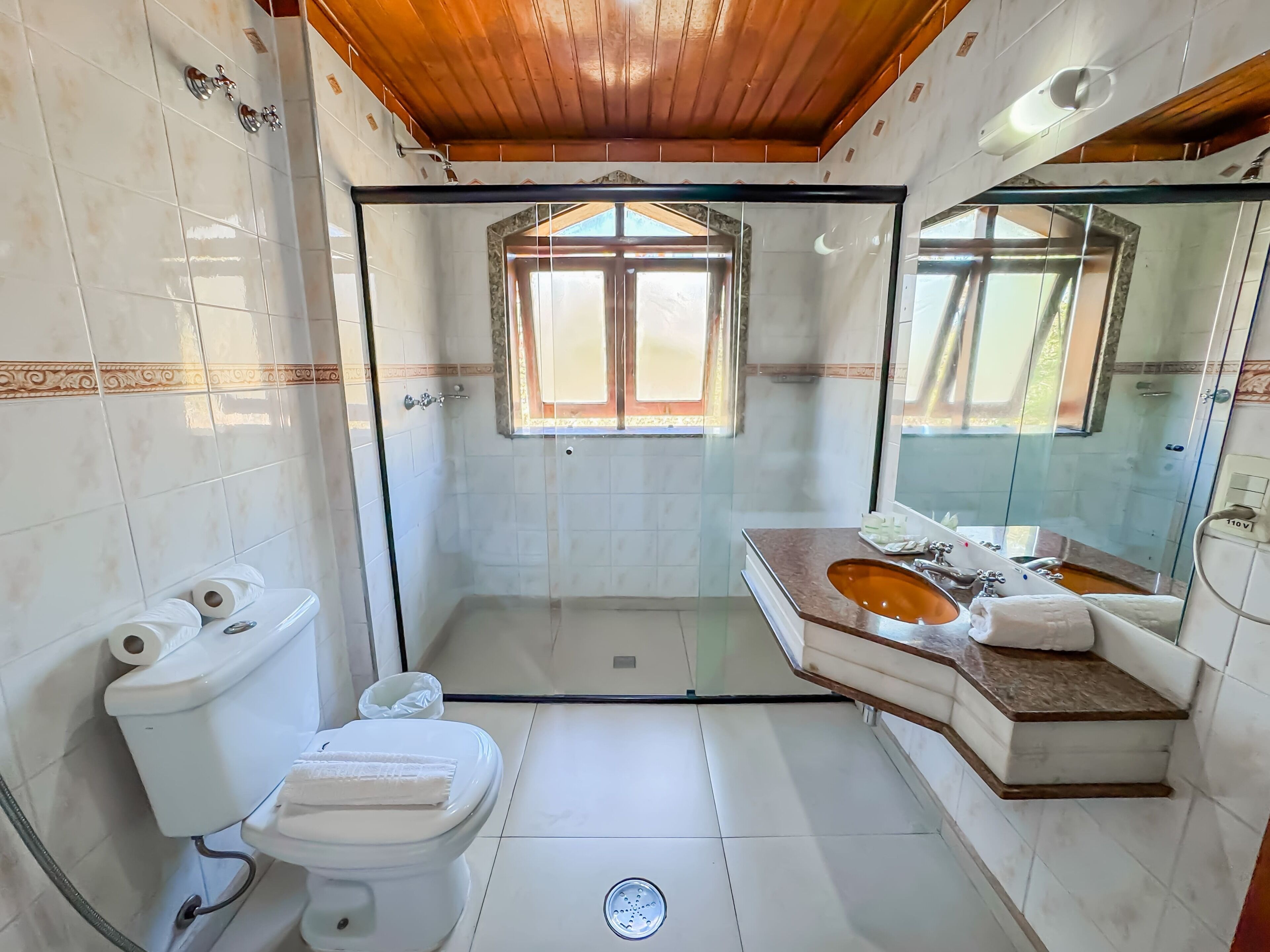 standard quadruple room | bathroom | free toiletries, towels