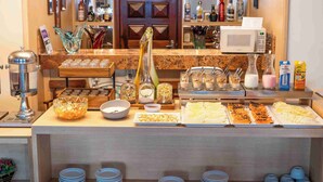 Un mostrador de buffet con diversas opciones de comida y salsas.