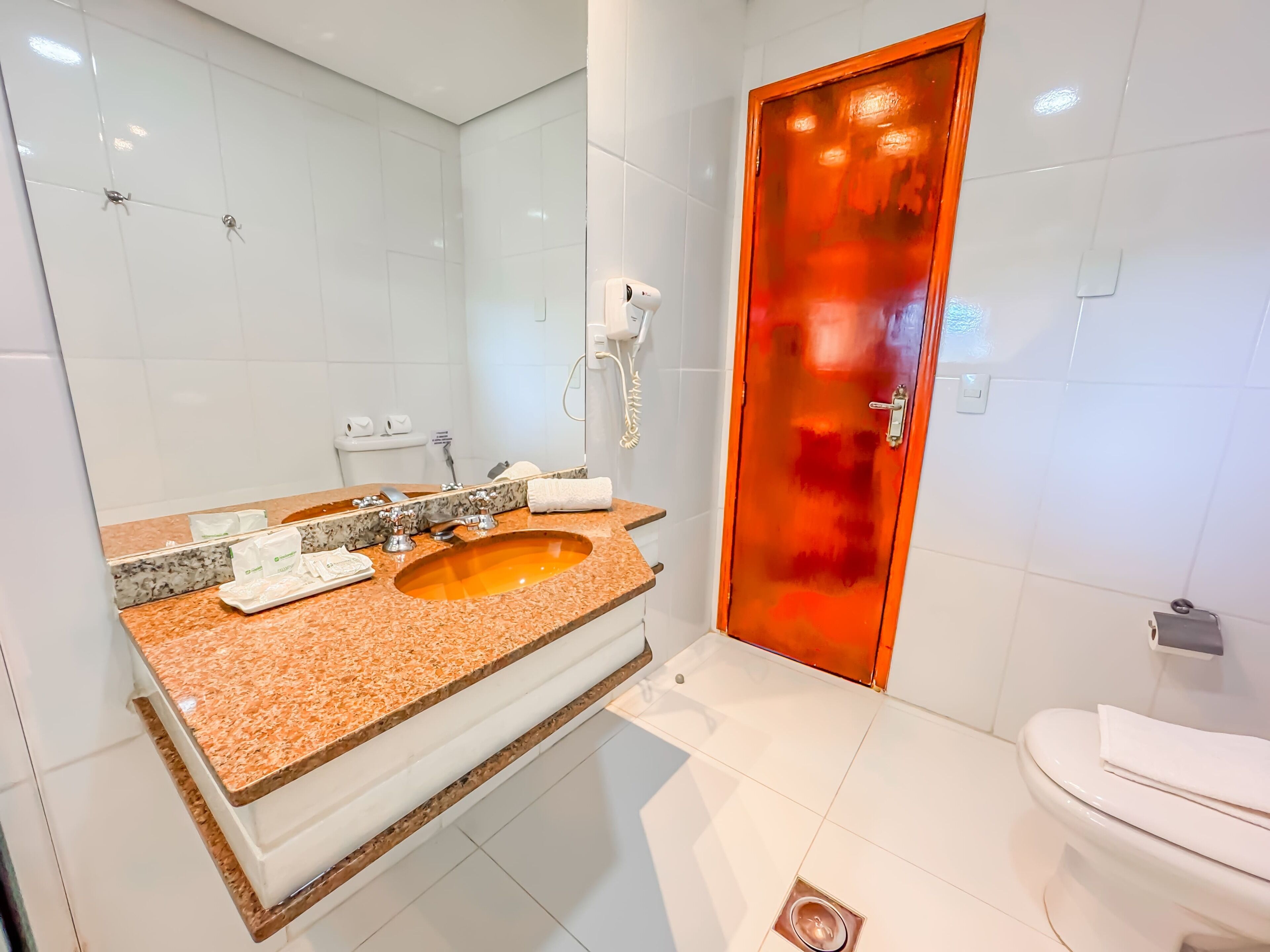 deluxe double room | bathroom | free toiletries, towels