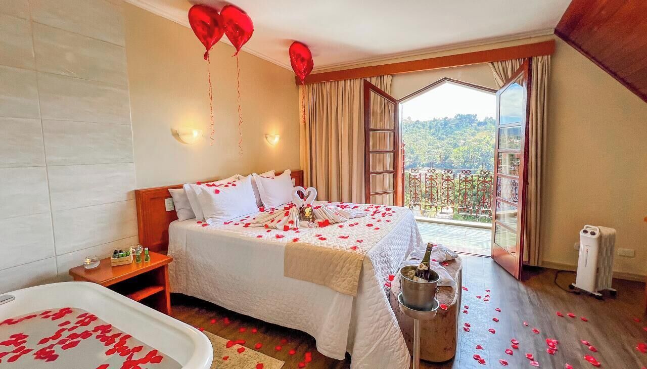 Romantic Room, 1 Queen Bed, Bathtub | Blackout drapes, bed sheets