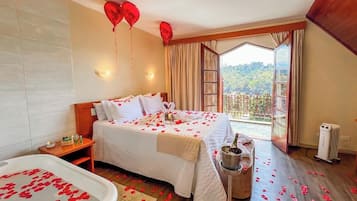 Romantic Room, 1 Queen Bed, Bathtub | Blackout drapes, bed sheets