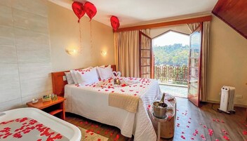 浪漫客房, 1 张大床, 浴缸 | 遮光窗帘、床单