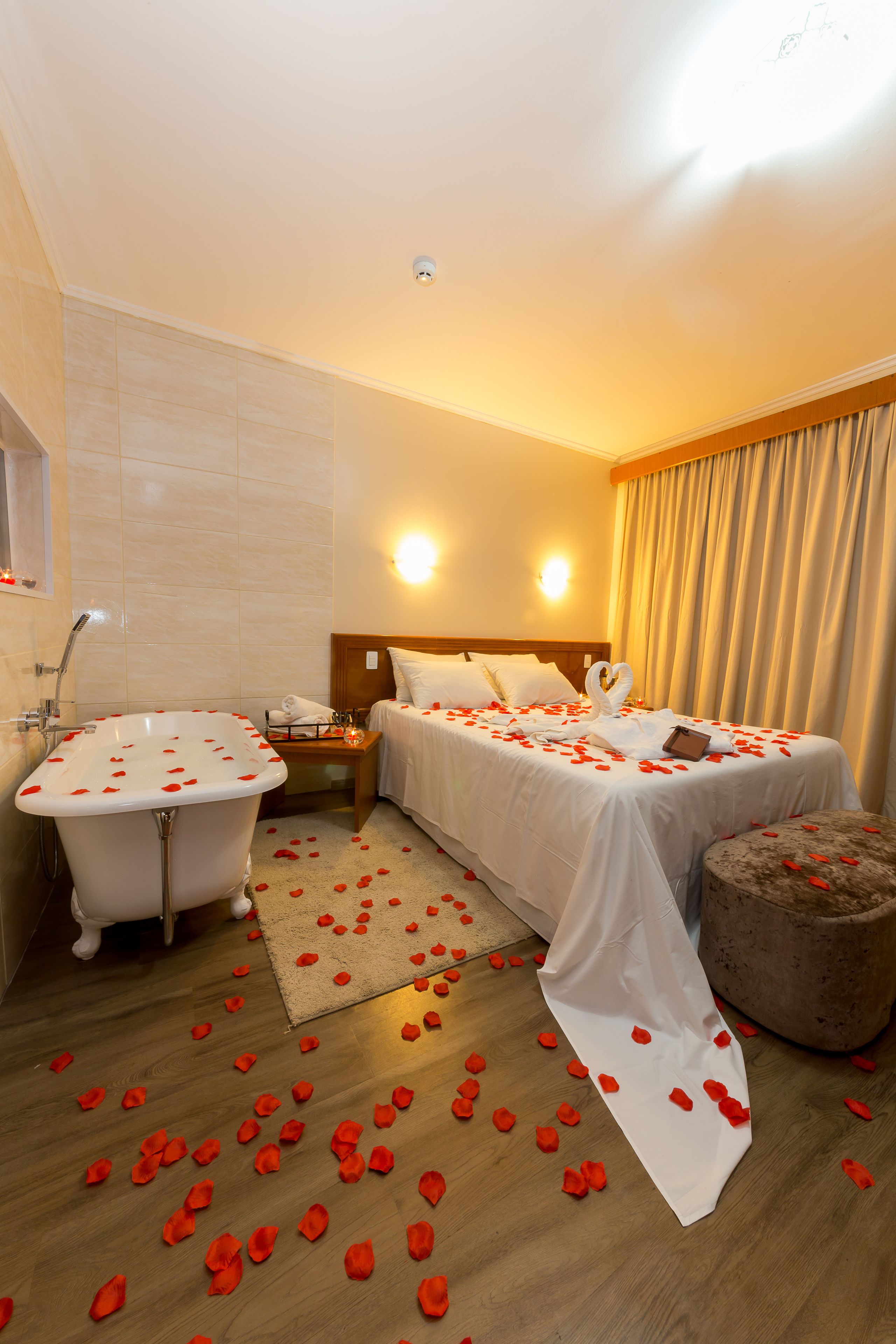 romantic room, 1 queen bed, bathtub | view from room
