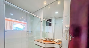 Suite estudio Deluxe | Baño | Amenidades de baño gratuitas y toallas