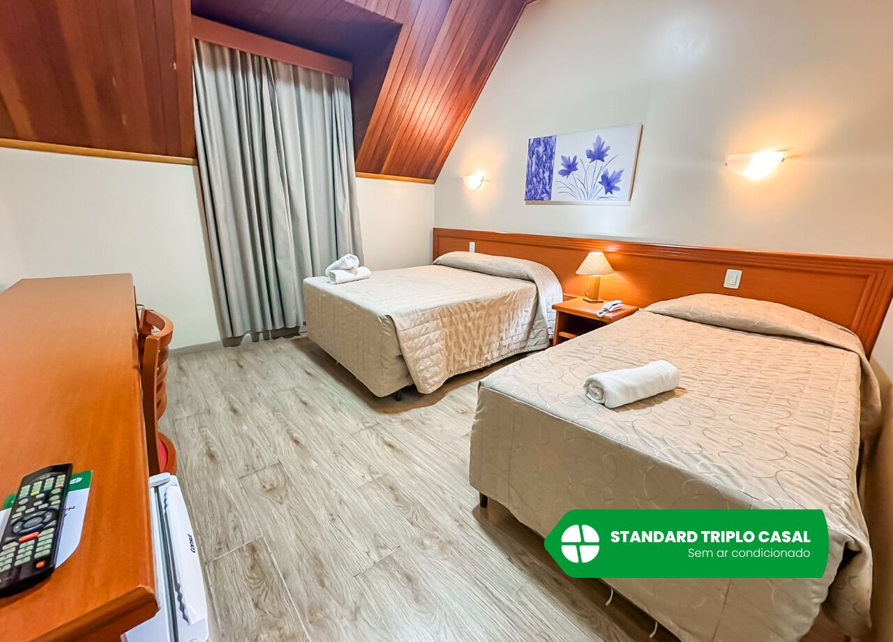 Tremannsrom – standard | Blendingsgardiner og sengetøy