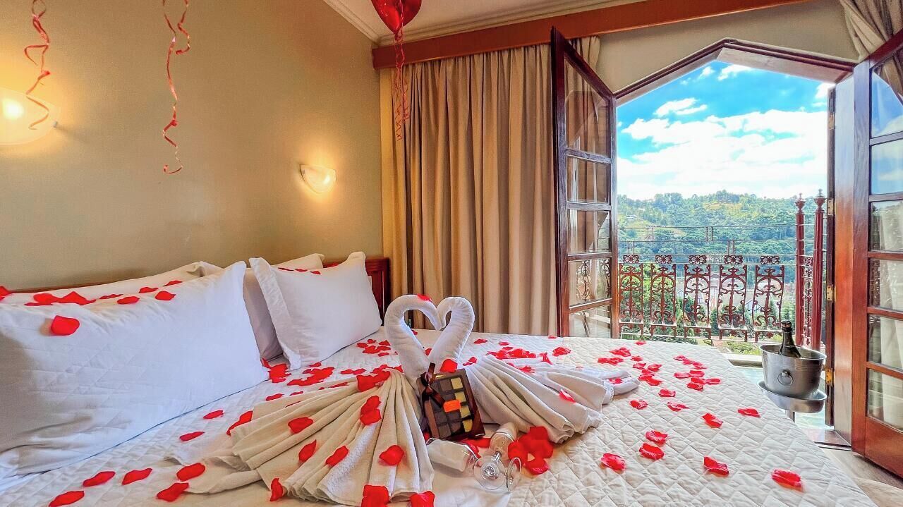 Romantisk rom, 1 queensize-seng, badekar | Blendingsgardiner og sengetøy