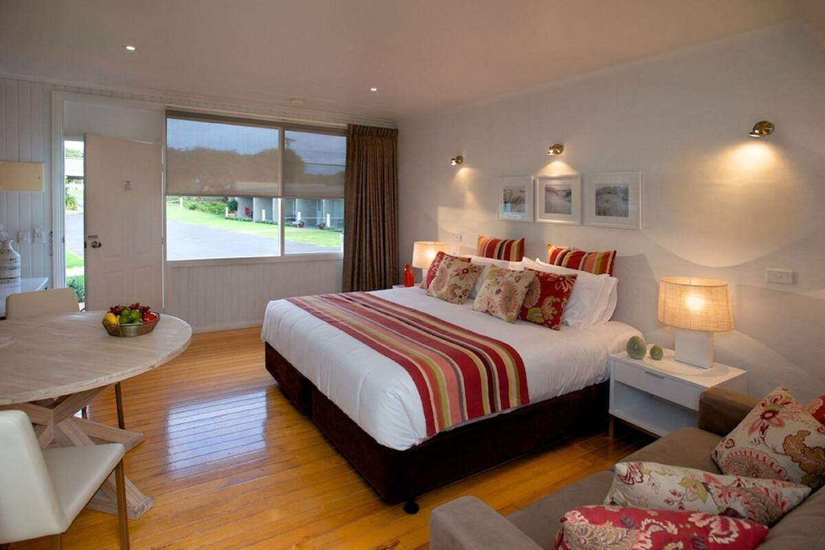 Premium bedding, individually decorated, individually furnished, desk