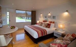 Luxury King Spa Suite | View from room - Sorrento Beach Motel (Sorrento)