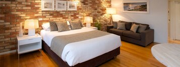 Executive Queen | Premium bedding, individually decorated, individually furnished, desk