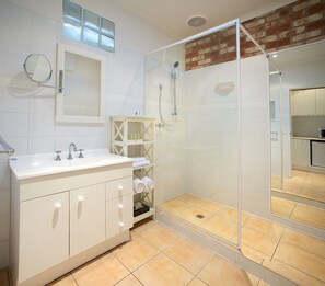 Articles de toilette gratuits, sèche-cheveux, serviettes fournies
