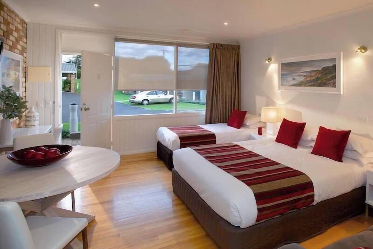 Premium bedding, individually decorated, individually furnished, desk