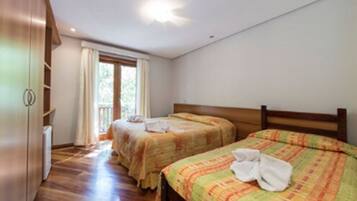 Habitación triple | Minibar, cortinas opacas, tabla de planchar con plancha y wifi gratis