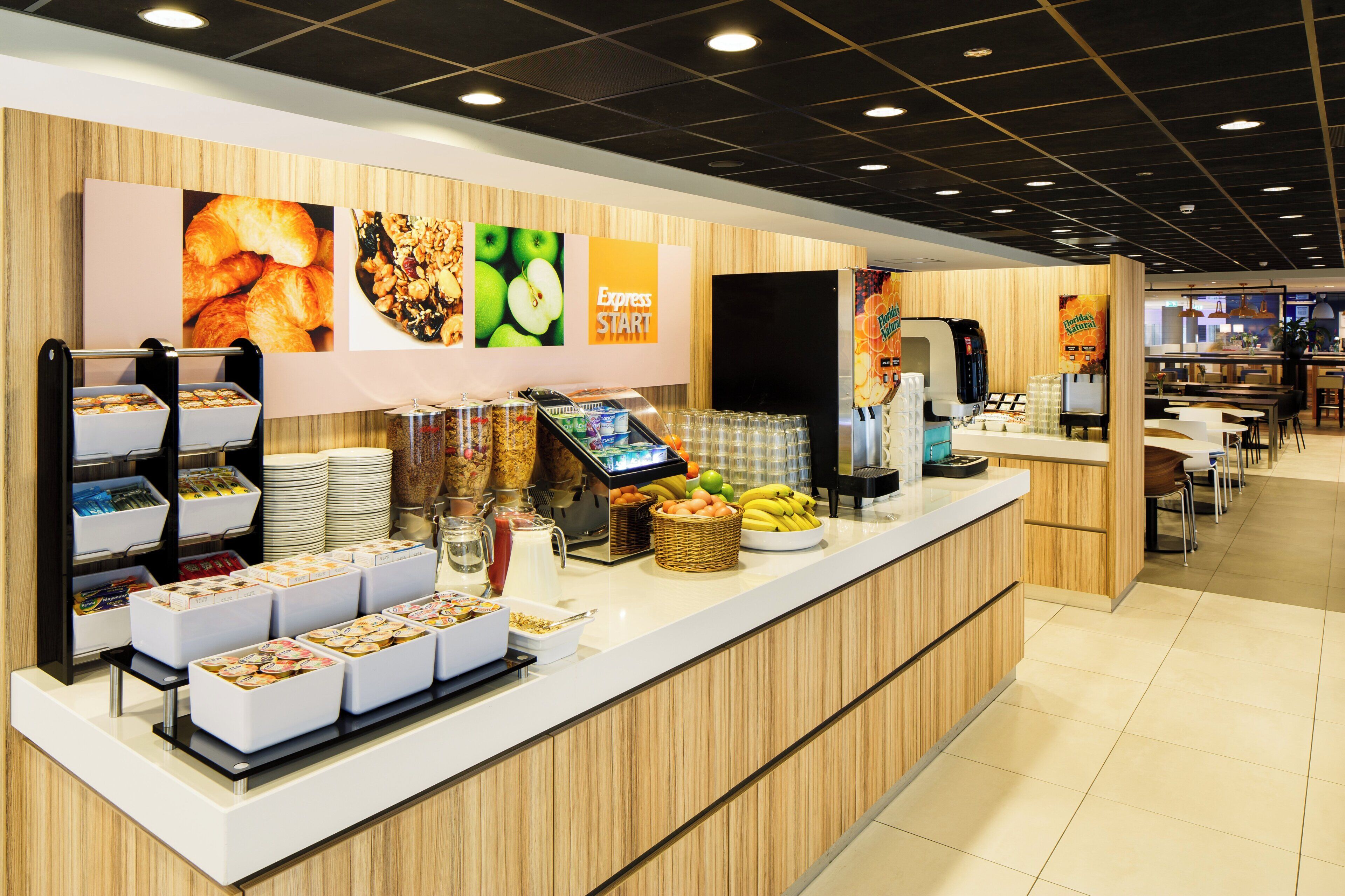 Een ontbijtbuffet met diverse soorten eten en een koffiehoek.