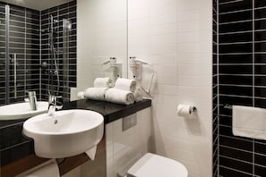 Sturta, regnsturtuhaus, hárblásari, inniskór