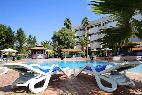 Una piscina al aire libre. Atlas Orient