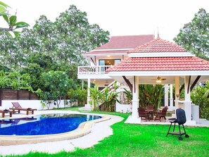 Una piscina al aire libre, camas de piscina gratis