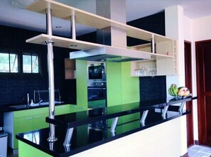 Ψυγείο, φούρνος μικροκυμάτων, φούρνος, μαγειρικές εστίες