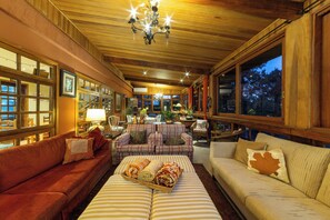 32-inch Smart TV with cable channels - Pousada Benevento (Campos do Jordão)