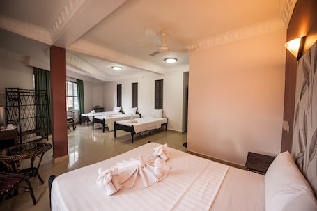 Minibar, caja de seguridad en la habitación y decoración personalizada