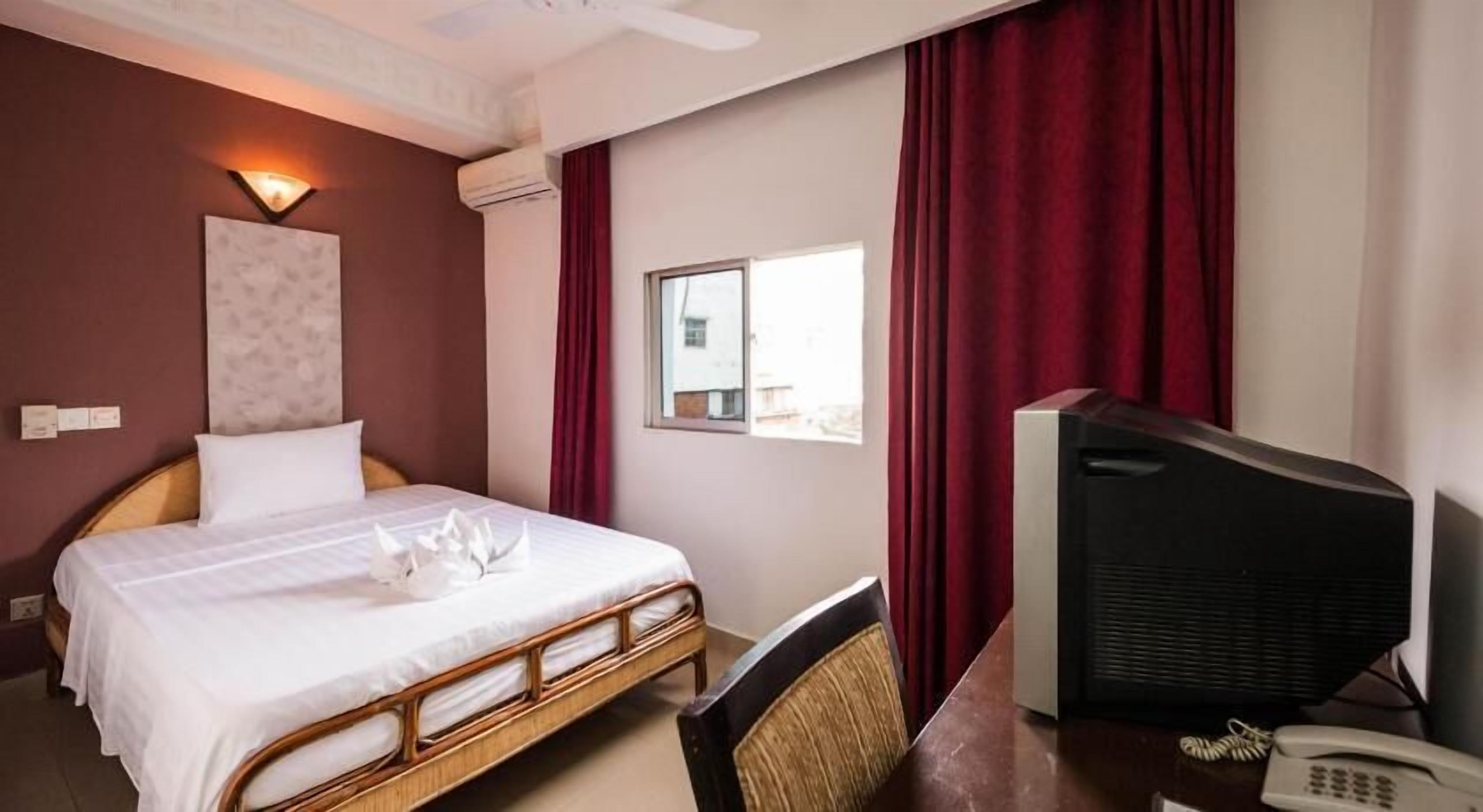Minibar, caja de seguridad en la habitación y decoración personalizada 