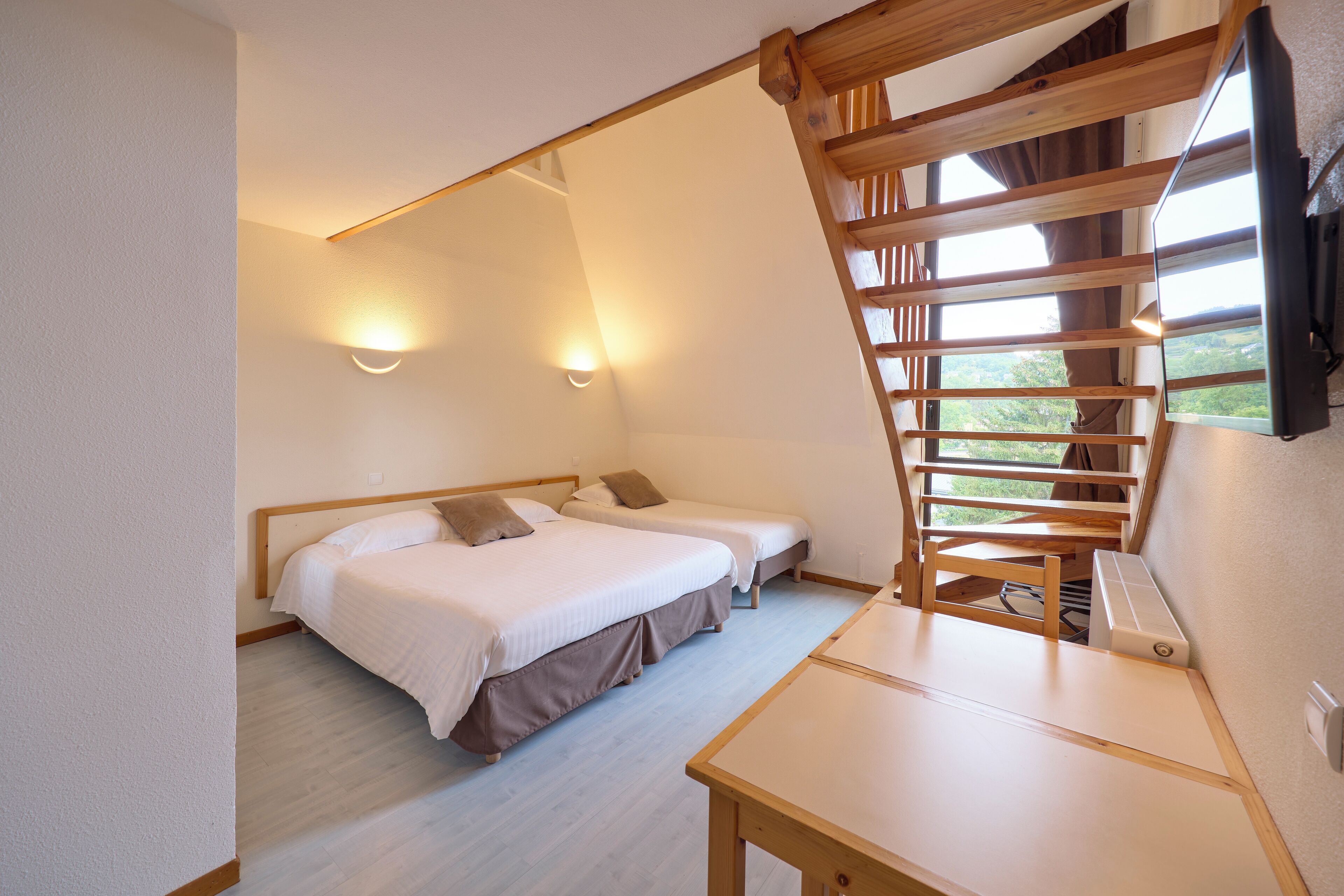 duplex (7p) | premium bedding, desk, blackout curtains, soundproofing