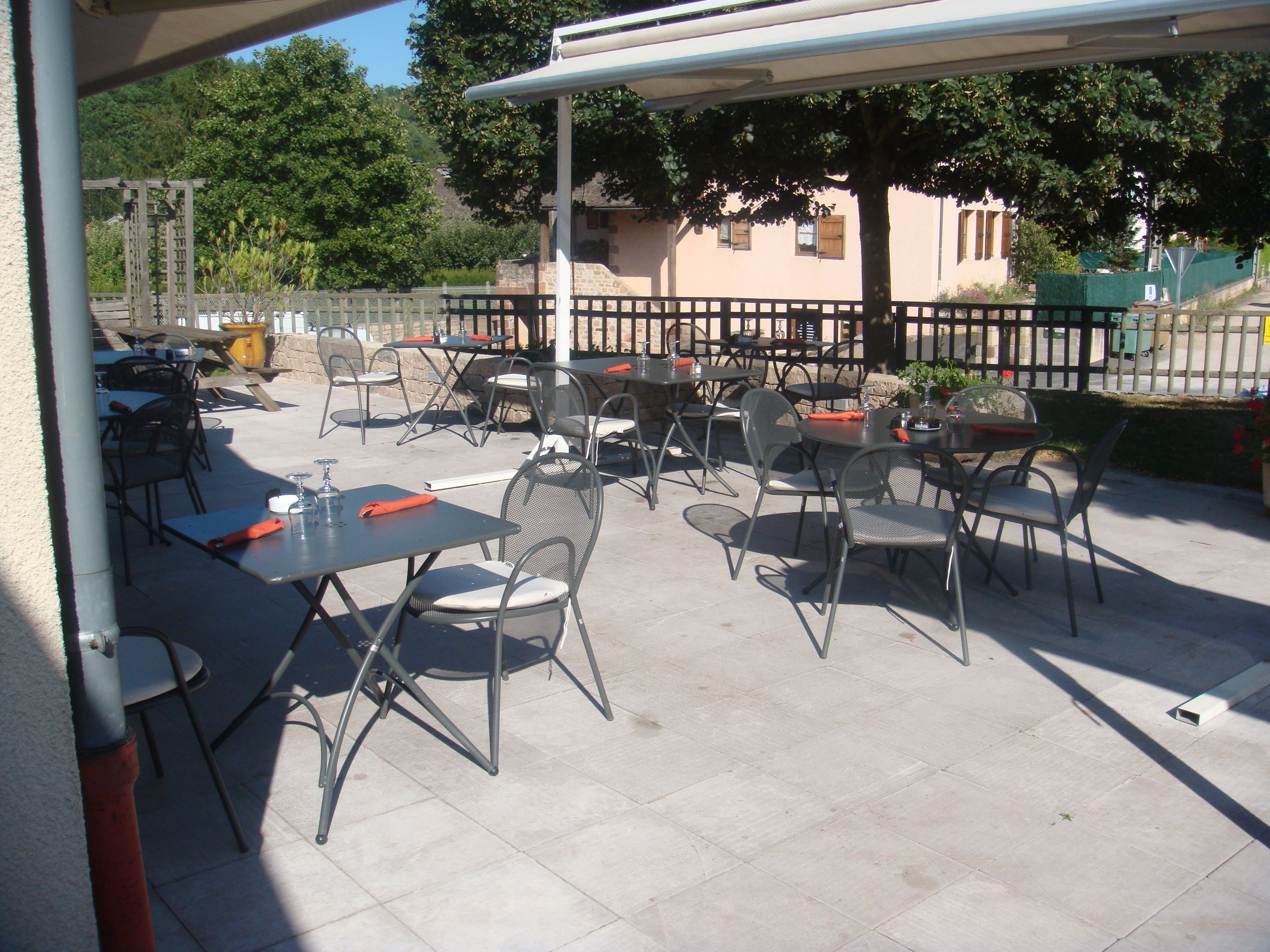 Déjeuner servi sur place, spécialités Cuisine locale, vue sur le jardin 