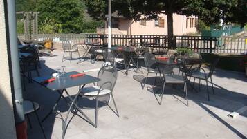Se sirven comidas, cenas y cocina local con vista al jardín