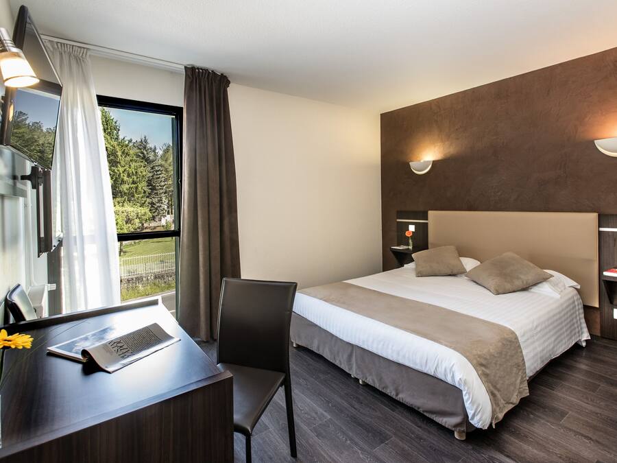 Luxe kamer | Luxe beddengoed, een bureau, verduisterende gordijnen