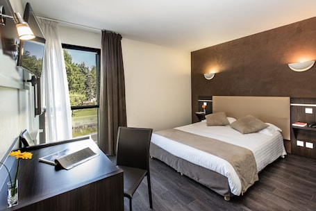 Ropa de cama de alta calidad, escritorio y cortinas blackout