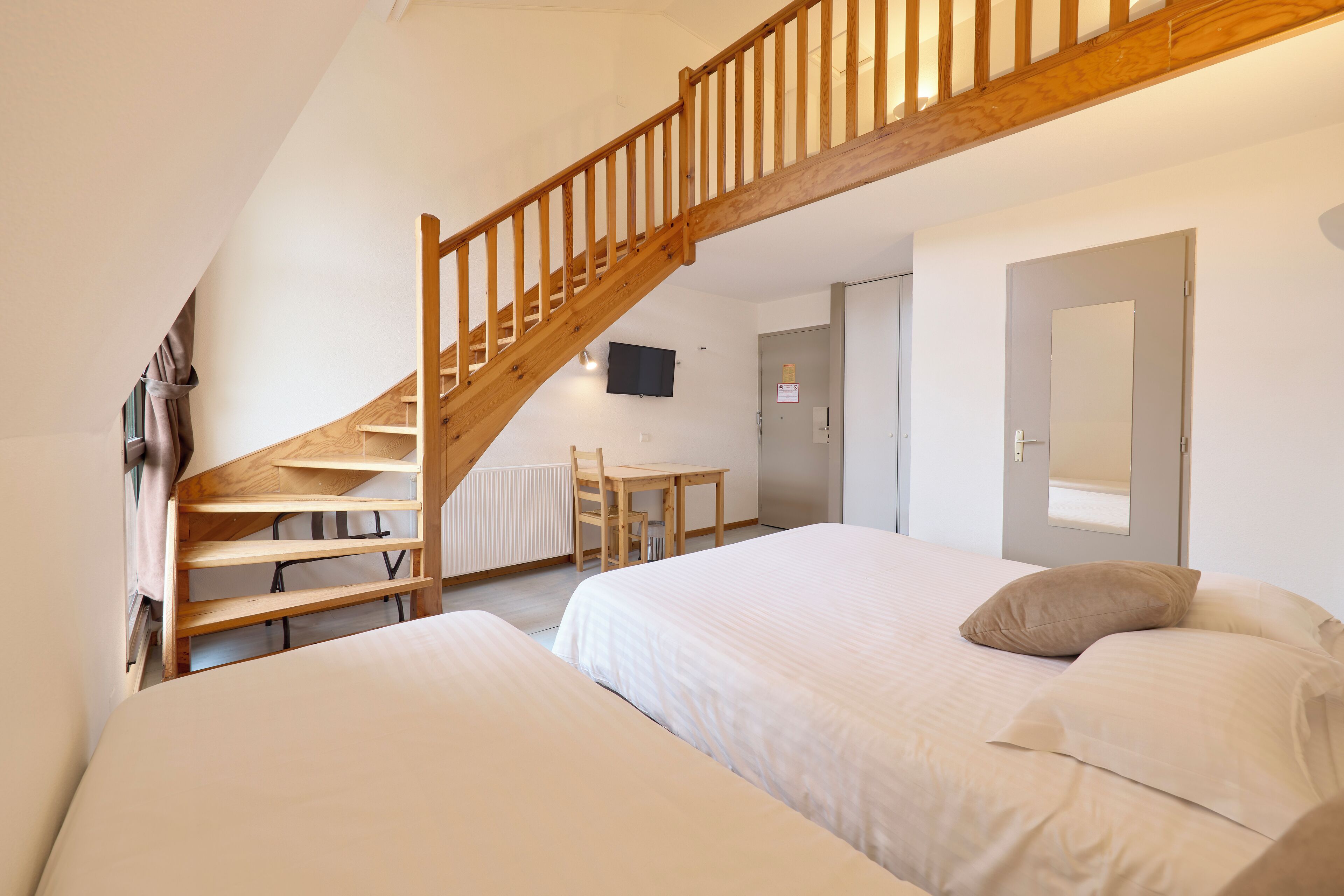 Duplex (5p) | Premium bedding, desk, blackout drapes, soundproofing