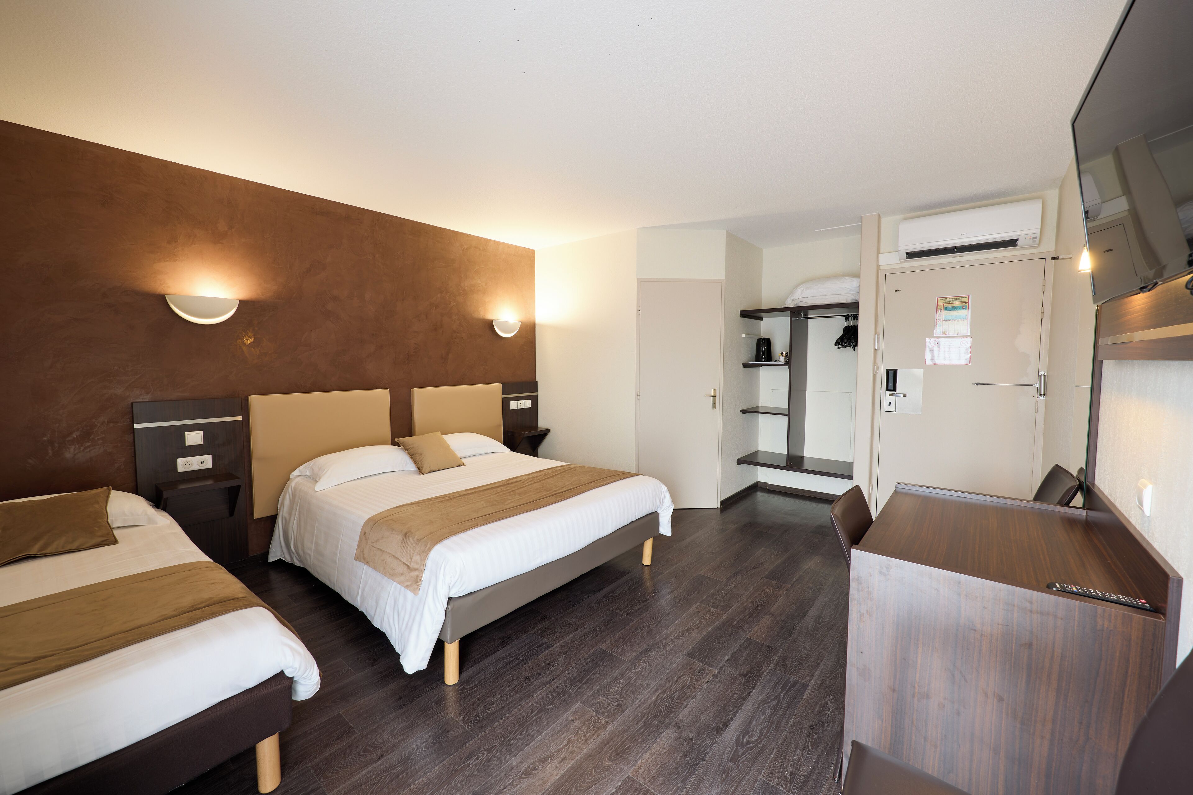 Chambre Triple Luxe | Literie de qualité supérieure, bureau, rideaux occultants