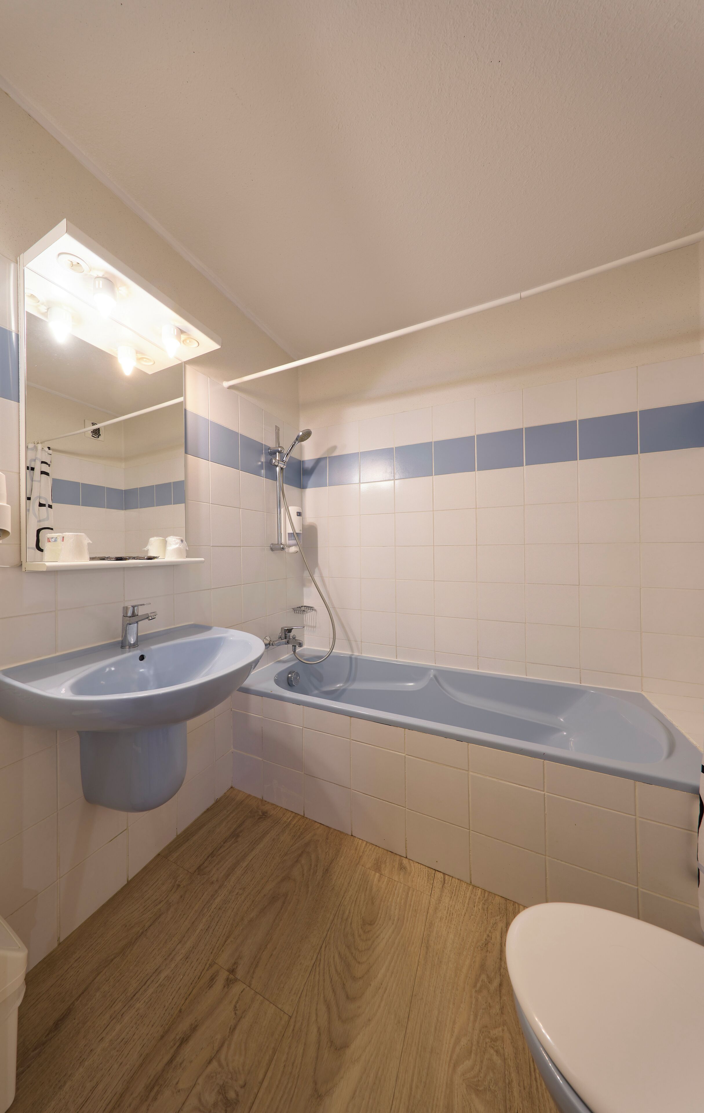 chambre supérieure | bathroom | free toiletries, towels