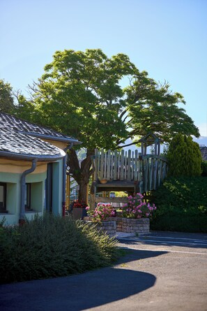 Terrace/patio - Hotel Le Calice du Gevaudan (Banassac)