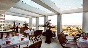 S'hi serveixen plats de cuina asiàtica 