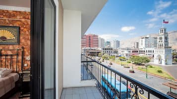 Ropa de cama de alta calidad, escritorio y cortinas blackout