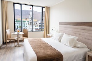 行政客房, 1 张特大床 | 高档床上用品、办公桌、遮光窗帘、熨斗/熨衣板