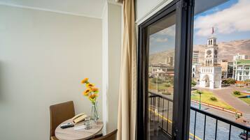Ropa de cama de alta calidad, escritorio y cortinas blackout