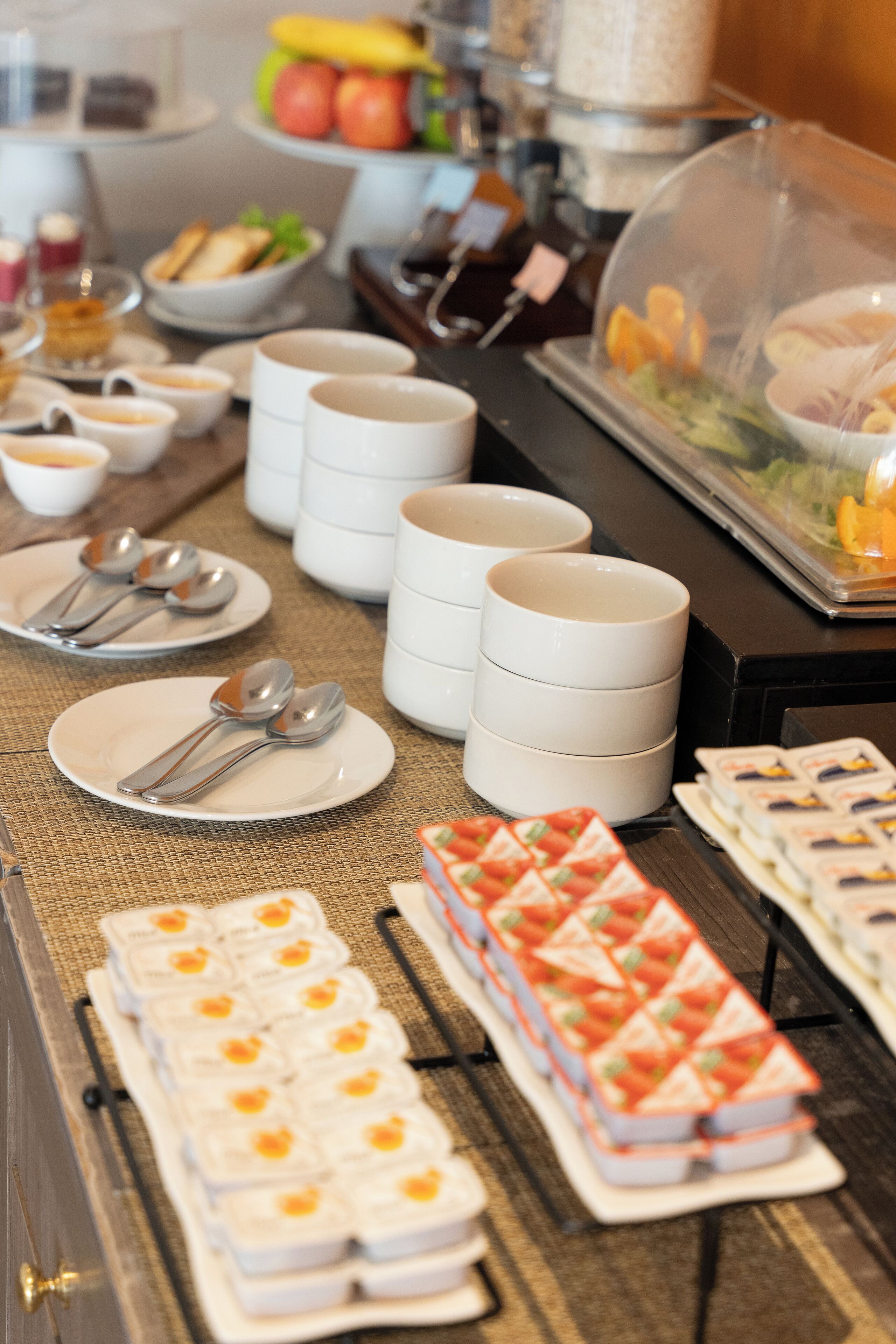 Daily buffet breakfast (CLP 10000 per person)