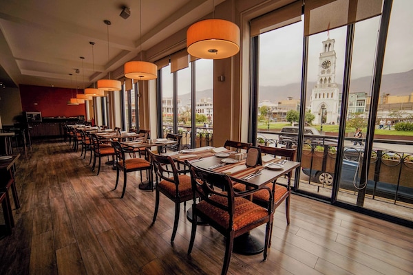 Frokost, lunsj og middag serveres, regionale retter